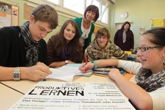 Plauen: Schulprojekt aus den USA soll Problemkindern helfen - Eric Kositzki (links) war ein guter Realschüler, aber abschlussgefährdet. Deshalb nimmt der Reichenbacher am Schulversuch in Plauen teil.
