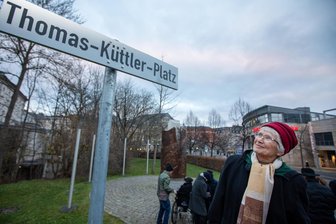 Plauen setzt mit Thomas-Küttler-Platz Zeichen der Erinnerung - Freut sich über das ehrende Gedenken, das Plauen bewahrt: Brigitte Küttler am Thomas-Küttler-Platz.