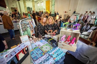 Plauen soll ein Regionalkaufhaus bekommen - Das Plauener Projekt Kaufhausliebe, ein Kreativmarkt, könnte Vorbild für ein neues Regionalkaufhaus für Plauen sein. Ziel ist es, regionale Händler zu stärken und eine Direktvermarktung zu ermöglichen.