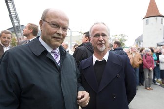 Plauen soll Thomas-Küttler-Platz erhalten: Ehrung für einen „Retter der Friedlichen Revolution“ - Thomas Küttler (vorn links) bei der Einweihung des Wendedenkmals 2010 mit Hartmut Henke, Pfarrer der Markuskirche.