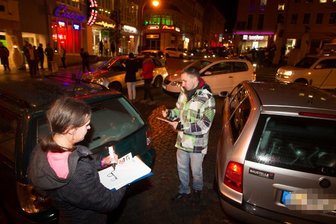 Plauen: Spontane Protest-Aktion gegen "Knöllchen-Felix" - Zu einem Flashmob als Parodie auf "Knöllchen-Felix" haben sich am Mittwochabend auf dem Klostermarkt junge Vogtländer getroffen.