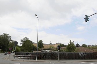 Plauen stutzt seinen XXL-Sporthallen-Neubau - Zwischen Reißiger Straße (vorn) Chamissostraße (links) und Lessing-Gymnasium (im Hintergrund) soll Plauens neue XXL-Sporthalle mit 2000 Zuschauerplätzen entstehen. Die Kleingartenanlage "Frühauf" auf dem Hügel-Areal musste dafür bereits weichen.