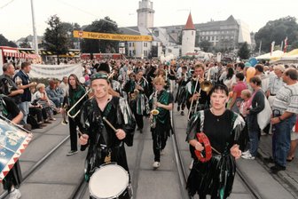 Plauen sucht Erinnerungen: Fotos vom Tag der Sachsen 1997 gefragt - Das Bild entstand 1997 beim Festumzug zum Tag der Sachsen in Plauen.
