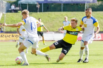 Plauen-Trainer Oswald sieht „Zweiklassenunterschied“: Jena feiert fünften Sieg in Folge - Plauens Max Winter (M.) hat im Duell mit Jenas Paul Krämer (l.) das Nachsehen.