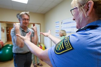 Plauen trainiert die Senioren der Stadt zum richtigen Verhalten bei Gewalt im öffentlichen Raum - Eine Polizistin demonstriert, wie man sich einem Angreifer widersetzt.