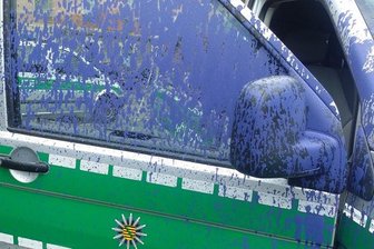 Plauen: Unbekannte werfen lila Farbeutel gegen Funkstreifenwagen der Polizei - 