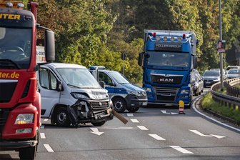 Plauen: Unfall zieht kurzzeitige Vollsperrung der B 173 nach sich - Ein Kleintransporter fuhr am Montagmorgen an der Kreuzung Dresdener Straße/Friedrich-Eckhardt-Straße auf einen Lastwagen auf.