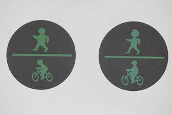 Plauen: Vater-und-Sohn-Ampeln schalten auf Grün - In der Galerie e.o.plauen in Plauen
