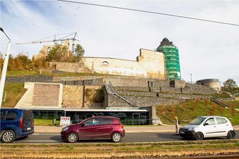 Plauen verfügt mit umgestaltetem Schlosshang über eine neue Attraktion - Die Schlossterrassen nach der offiziellen Freigabe am Montag: Rechts neben dem Roten Turm ist die Aussichtsplattform zu sehen. Der Turm selbst ist noch eingerüstet - er gehört dem Freistaat Sachsen. 