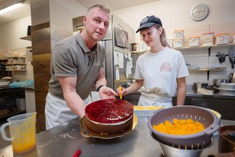 Plauen: Warum kostet ein kleiner Baumkuchen bei Ihnen mittlerweile knapp 12 Euro, Herr Konditormeister? - Bäcker- und Konditormeister Rico Wagner aus Plauen, hier mit Konditorin Sophie Kerl, betreibt einen echten Handwerksbetrieb.