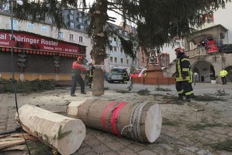 Plauen: Weihnachtsbaum auf dem Altmarkt kippt zur Seite -
