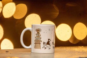 Plauen „Weihnachtstipfl“-Wettbewerb geht in die Schlussrunde - Das ist die diesjährige Plauener Weihnachtsmarkttasse. Das Motiv für 2024 wird derzeit gesucht. Foto: Ellen Liebner
