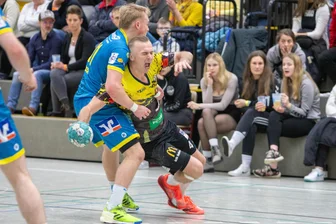 Plauen weiter im Handball-Tief: Zwölfte Niederlage in Folge für SV 04 Oberlosa - Matevz Kunst (in Gelb) vom SV 04 probiert sich hier im Spiel gegen Pforzheim Eutingen durchzusetzen. Am Ende unterlag sein Team gegen einen schlagbaren Gegner.