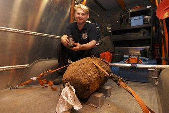 Plauen: Weltkriegs-Bombe entschärft - Unter Anleitung von Jörg Lange vom Kampfmittelbeseitigungsdienst entschärfte der 36-jährige Robert Ludewig seine erste Bombe.