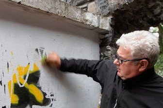 Plauen will im Kampf gegen illegale Graffitis Vorreiter sein - Frank Zabel ist im unermüdlichen Einsatz gegen achtlos hingeschmierte Graffitis überall im Stadtgebiet.