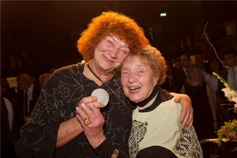 Plauen will seine Neideiteln weiterleben lassen: Wer soll die Neue sein? - Zwei ausgezeichnete Plauenerinnen und Freundinnen: Ehrenbürgerin Ruth Müller-Landauer (†) und Stadtplakettenträgerin Margitta Schier (links). Sie könnte sich vorstellen, als Neideiteln weiterzumachen.