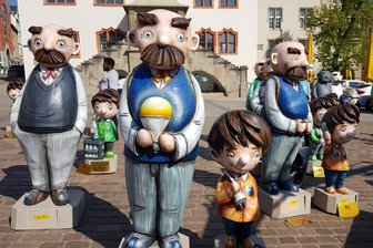 Plauen wird zur Comic-Meile: Ab heute stehen Vater-und-Sohn-Skulpturen im Zentrum - Seit Dienstag schmücken 15 Vater-und-Sohn-Figuren Plauen.