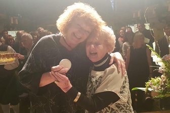Plauen zeichnet zwei engagierte Frauen aus - Riesenfreude bei Margitta Schier (links) und Ruth Müller-Landauer.