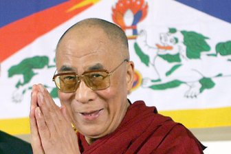 Plauen zeigt Flagge für Tibet - Das geistige Oberhaupt der Tibeter, Dalai Lama, vor der Tibet-Flagge.