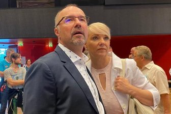 Plauen: Zenner am Ziel - CDU-Kandidat gewinnt OB-Wahl - Steffen Zenner mit Ehefrau Conny. Der CDU-Bewerber wird Plauens neuer Rathauschef.