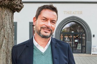 Plauen-Zwickaus neuer Theaterintendant über Sachsen Kulturraum-Ansprüche: "Das geht nur mit Profis" - Der kommende Generalintendant Dirk Löschner vor dem Gewandhaus in Zwickau.