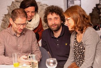 Plauener Abiturienten vergangener Jahrzehnte haben beim großen Wiedersehen viel zu berichten - Markus Meinel (2. von rechts) lebt seit 2005 in Schweden. Mit Marc Orlamünder, Ina Schubert und Birgit Orlob (von links) gab es daher viel zu erzählen. 1997 haben sie gemeinsam ihr Abitur gemacht.