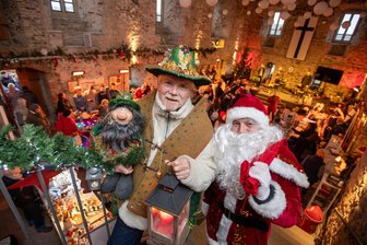 Plauener Adventsmeile in der Elsteraue: Besucher tun sich schwer mit neuen Öffnungszeiten - Moosmann Gert Schäfer und Weihnachtsmann Danny Böhm hatten auf der Weihnachtsmeile eine Menge zu tun. Der erste Halt am Samstag fand im Komturhof statt.