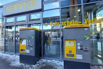 Plauener ärgern sich über störanfällige Fahrscheinautomaten: Welche Alternativen es gibt und wo der Fahrgast Mehrkosten erstattet bekommt - Vor der Servicestelle der Plauener Straßenbahn stehen diese beiden Fahrscheinautomaten. Doch nicht immer sind beide einsatzbereit.