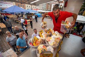 Plauener Altmarkt fest in der Hand der Marktschreier - Aal-Hinnerk alias Heiko Hoffmann kann auch Käse unters Volk bringen. Am Freitag vertrat er auf dem Plauener Altmarkt zeitweise seinen Kollegen. 