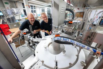 Plauener Anlagenhersteller spürt unsichere Wirtschaftslage: „Die Unsicherheit ist riesig“ - Monteur Danny Hänsch und Vertriebsingenieur Toni Päßler (von links) an einer Tiegelfüllmaschine für Cremes.