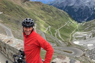 Plauener auf den Spuren der Tour de France - Thomas Sticker auf dem Stilfser Joch in Richtung Trafoi/Vinschgau mit anschließender Weiterfahrt nach Meran. Im Hintergrund schlängelt sich die Straße für die nächste Abfahrt ins Tal.