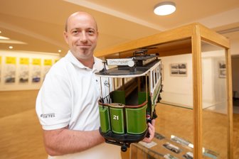 Plauener Ausstellung zu „120 Jahre Triebwagen 21“ wird verlängert - Jörg Rößiger vom Traditionsverein organisierte die Ausstellung.
