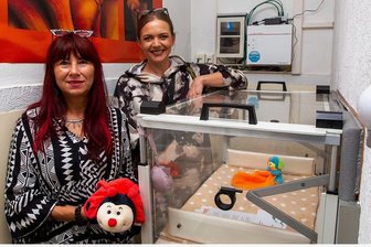 Plauener Babyklappe: Neugierige Passanten sorgen oft für falschen Alarm - Karo-Vereinschefin Cathrin Schauer-Kelpin und Mitarbeiterin Eileen Schönheit (von links) hinter der Plauener Babyklappe. Vor gut einem Jahr wurde hier der bislang letzte Säugling dort abgelegt. 