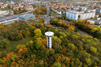 Plauener Bärensteinturm ragt aus herbstlich bunt gefärbter Blätterkulisse heraus - 