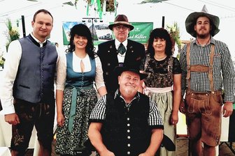 Plauener Bauunternehmer meldet sich nach schwerem Arbeitsunfall zurück - Die Wilfried Keßler Erdbau & Abbruch GmbH in Plauen ist ein Familienunternehmen. Firmengründer Wilfried Keßler (Mitte, vorn) ist stolz auf seine Familie und seine Mitarbeiter, die nach seinem schweren Arbeitsunfall den Betrieb fortführten und weiterentwickelten. Im Bild von links: Geschäftsführer Christian Müller, Prokuristin Stephanie Müller, Bauleiter Veiko Seidel, Ehefrau Marion Keßler sowie Werkstattmeister Christoph Keßler. 