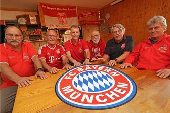 Plauener Bayern-Fans auch am Tegernsee bestens bekannt - Peter Schuch, Udo Zenner, Mathias Dyczek, Heinz Joachim Zeitz, Ulrich Böttcher und Matthias Bauer (von links) fühlen sich beim FCB-Fanclub "Spitzenstädter Plauen" bestens aufgehoben. In der ehemaligen Kantine der Gartensparte "Immergrün I" verfolgen sie regelmäßig die Spiele des mehrfachen deutschen Fußballmeisters.