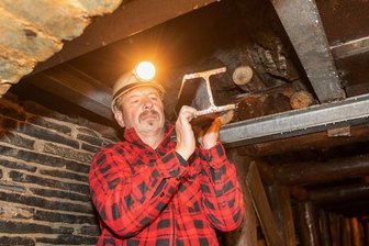 Plauener Besucherbergwerk erhält Schatzkammer - Steffen Gebhardt, Schatzmeister im Verein der Bergknappen und ehemals ausgebildeter Bergmann, unterstützt die Ausbauarbeiten an der Brunnenstrecke. 