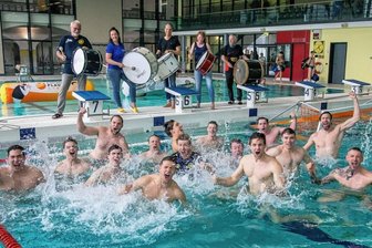 Plauener bleiben erstklassig - Es ist vollbracht: Sonntagmittag feierten die Plauener Bundesliga-Wasserballer im heimischen Stadtbad den jetzt sicheren Klassenerhalt. Nachdem im Samstagabendspiel zumindest zwischenzeitlich etwas gezittert werden musste, spielte der SVV am Sonntag besonders gegen Ende groß auf.