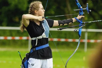 Plauener Bogenschützin wird Fünfte bei der Deutschen Meisterschaft - Elisabeth Hetzer bei der Deutschen Meisterschaft in Aktion.
