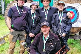 Plauener Bogensportler bleiben auf Kurs - Das erfolgreiche Plauener 3D-Bogenteam bei den Landesmeisterschaften: (von links) Sven Teßmer, Miriam Teßmer, Benjamin Sandig, Saskia Höhn und (vorn) Mario Gloeden.