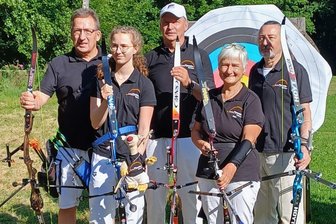 Plauener Bogensportler treffen ins Gold - Das erfolgreiche Plauener Team bei der Sachsenmeisterschaft: (von links) (Rainer Künzel, Elisabeth Hetzer, Ulrich Männel, Petra Gärtner und Nicolas Felly.