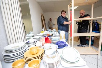 Plauener Bruni 2.0: Colorido eröffnet Tauschladen neu - Noch wird gewerkelt auf der neuen Ladenfläche: Kateryna und Juri helfen, die Regale aufzubauen.