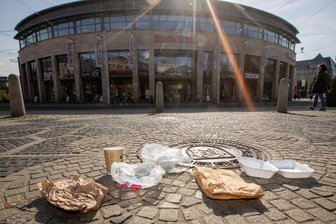 Plauener Bürger fordert Steuer für Wegwerf-Verpackungen: Warum der Stadtrat das ablehnt - Kaffeebecher, Brötchentüten, Kunststoffboxen: Wer sich in der Plauener Innenstadt Speisen zum Mitnehmen kauft, erhält meist Wegwerf-Verpackungen.