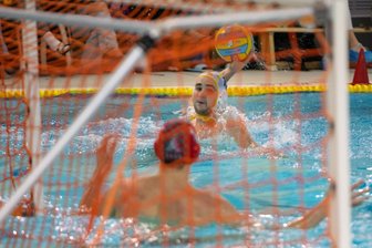 Plauener Bundesliga-Wasserballer springen zu ungewohnter Zeit ins Becken - Laurence Bolman nimmt Maß. Das Bild stammt aus dem Heimspiel gegen Esslingen, das die Plauener am vergangenen Samstag mit 16:12 für sich entschieden.