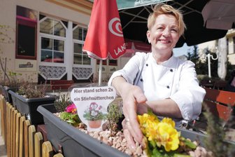 Plauener Café kämpft mit Diebstahl: „Es wird alles mitgenommen, was nicht niet- und nagelfest ist“ - „Hier stand schon zwei Mal ein Stiefmütterchen“: Ute Schuster nimmt die Diebstähle vor ihrem Café mit Humor – so gut sie kann.