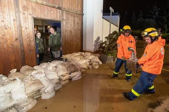 Plauener CDU fordert ein Hochwasser-Management für das Stadtgebiet - In Altchrieschwitz pumpten Einsatzkräfte des THW am Abend des 13. Juli Gebäude und Keller aus. 