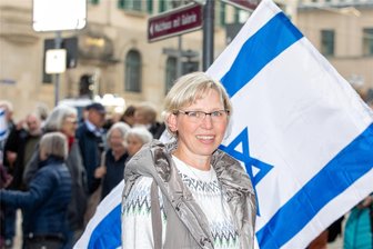 Plauener Christen auf Israel-Reise: Wenn aus dem Traum ein Albtraum zu werden droht - Bei der Kundgebung an der Lutherkirche begann Antje Hausmann, eine Mission zu erfüllen.