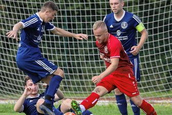 Plauener Derby endet torreich - Fortunas Artur Maier (in Rot, Torschütze zum 1:0) muss sich hier gleich gegen drei Wackeraner wehren. Das Plauener Stadtduell fand beim 3:3 keinen Sieger.