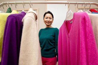 Plauener Designerin Edelziege: Von der Fashion Week zum Staatsbesuch mit dem Bundespräsidenten in die Mongolei - Saruul Fischer setzt in ihrer neuen Kaschmir-Kollektion auf klassische Schnitte zu Knallfarben.