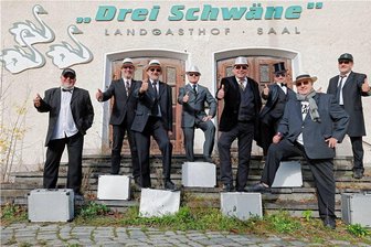Plauener Disco-Pioniere verabschieden sich vom Publikum - Daumen hoch! Heiko Groß, Gerd Schremmer, Roland Bromnitz, Matthias Oertel, Friedbert Sammler, Jürgen Höfer, Albrecht Lenk und Andreas Reuter (von links) stehen am Samstag in der Plauener Festhalle zur DJ-Oldie-Nacht letztmalig gemeinsam auf der Bühne. Unlängst trafen sich die Herren noch einmal vor dem Neundorfer Landgasthof "Drei Schwäne". Dort begann 1996 eine erfolgreiche Ära, die nun zu Ende geht.